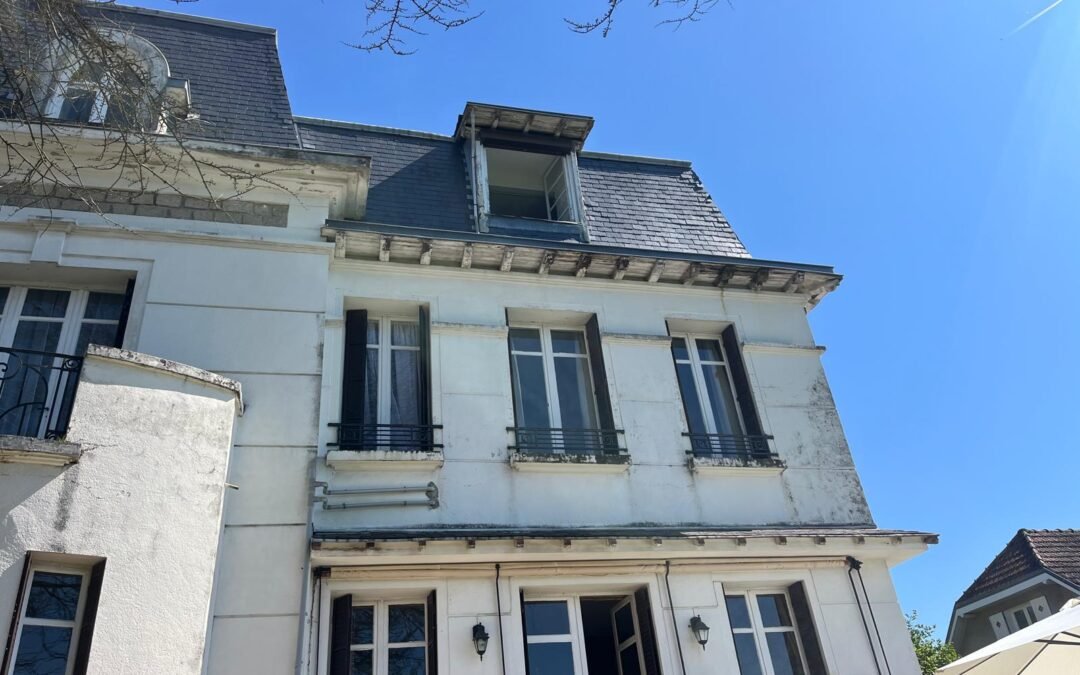 Comment un Couvreur à Geneve planifie-t-il une rénovation lorsque la toiture comporte plusieurs matériaux de couverture ?