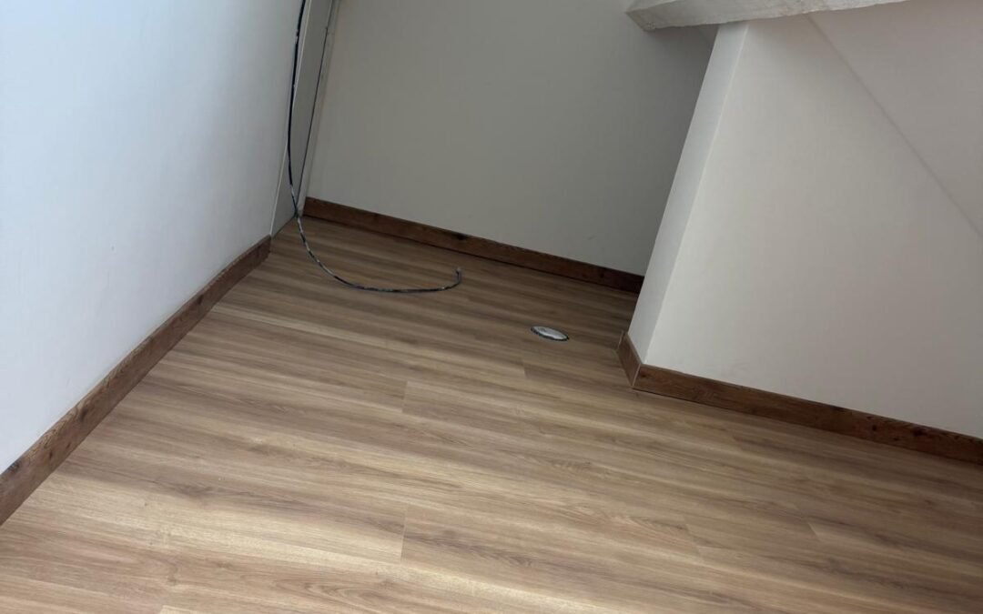 Comment un Couvreur à Geneve distingue-t-il une infiltration de toiture d’un problème de condensation dans les combles ?