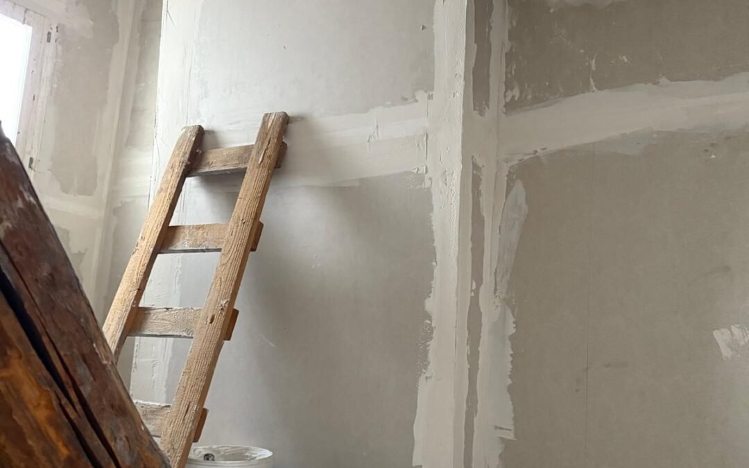 Pourquoi contacter un Couvreur à Geneve lorsque des traces d’humidité apparaissent autour d’une fenêtre de toit ?